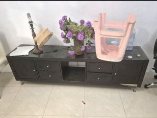 طاولة تلفزيون للبيع في المهبولة